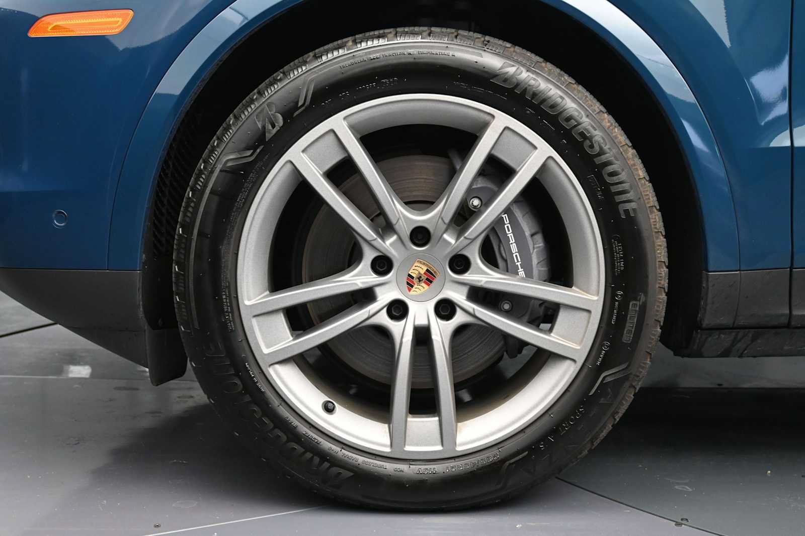 Certified 2025 Porsche Cayenne Coupe AWD/4WD image 24