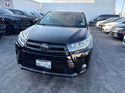 Used 2018 Toyota Highlander SE FWD image 3