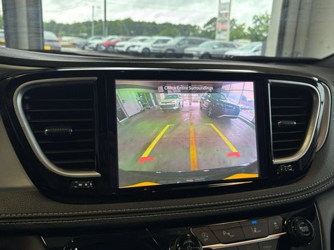 Used 2025 Chrysler Pacifica Limited FWD image 26