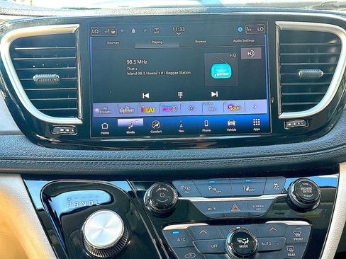 Used 2021 Chrysler Pacifica Touring-L image 12