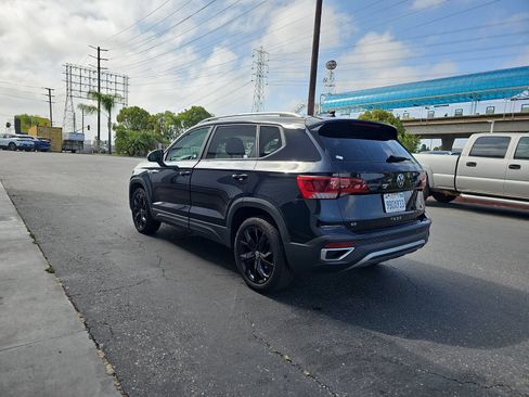 Used 2022 Volkswagen Taos SE w/ Panoramic Sunroof Package FWD image 7