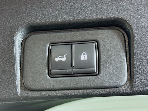 Used 2025 Nissan Rogue SV image 28