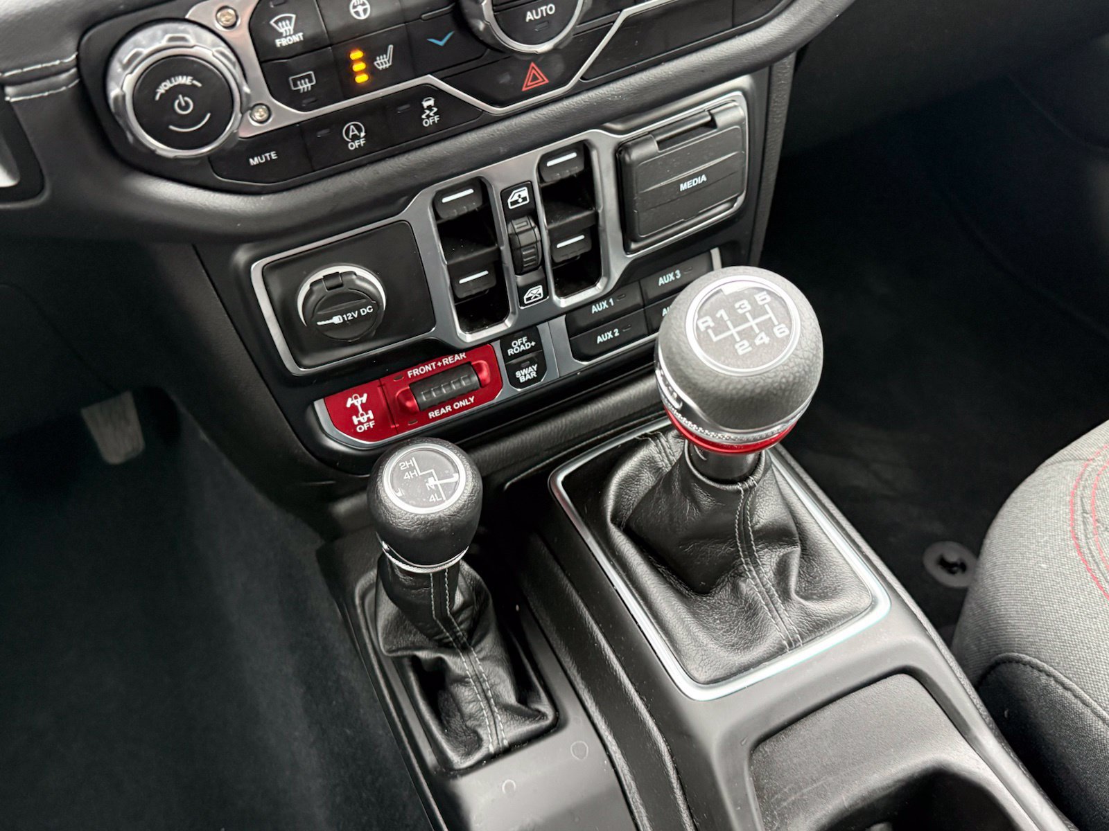 Used 2024 Jeep Wrangler Unlimited Rubicon w/ Convenience Group AWD/4WD image 23