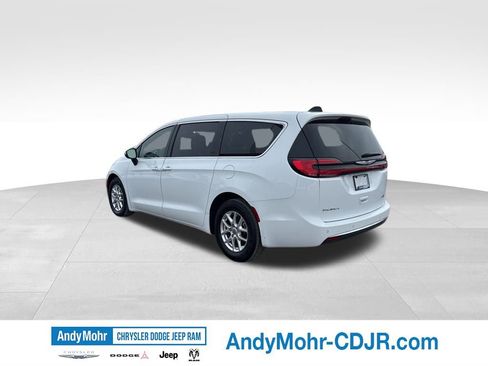 Used 2023 Chrysler Pacifica Touring-L FWD image 5