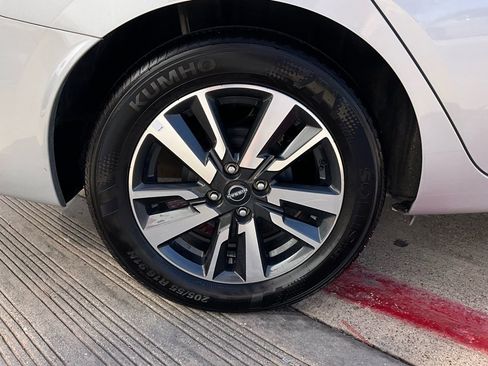 Used 2025 Nissan Versa SV image 9