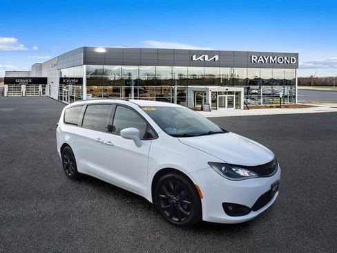 Used 2019 Chrysler Pacifica Touring Plus w/ S Appearance Package FWD image 10