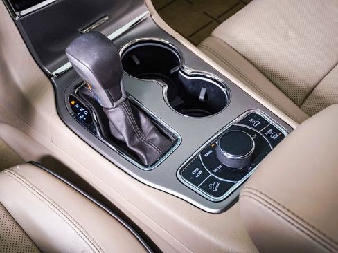Used 2019 Jeep Grand Cherokee Overland AWD/4WD image 25