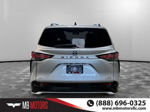 Used 2021 Toyota Sienna XLE image 4