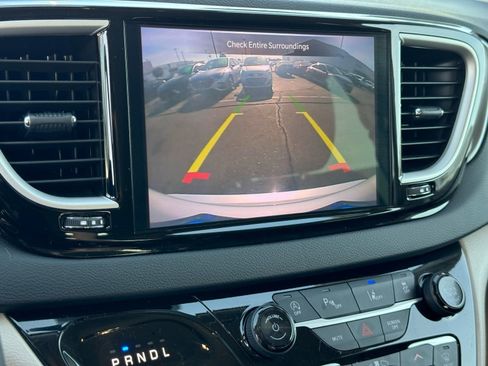 Used 2024 Chrysler Pacifica Touring-L image 29