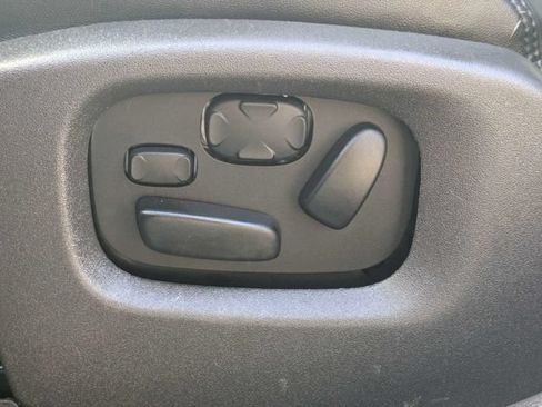 Used 2013 Lincoln MKS FWD image 19