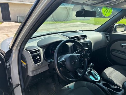 Used 2017 Kia Soul + FWD image 14