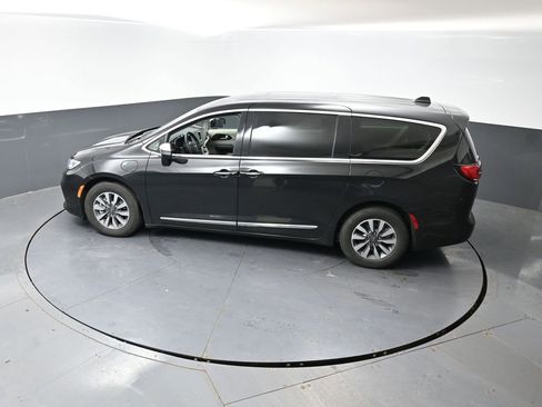 Used 2023 Chrysler Pacifica Limited image 20