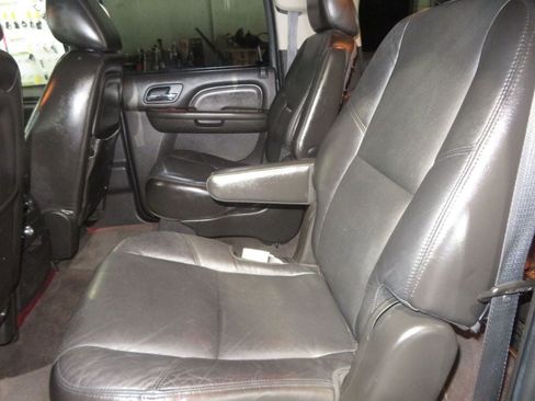 Used 2011 Cadillac Escalade ESV AWD image 26