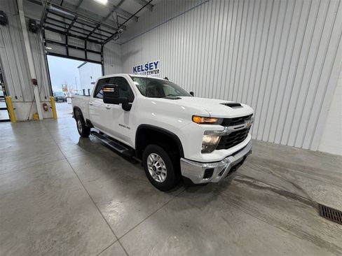 Used 2024 Chevrolet Silverado 2500 LT image 2