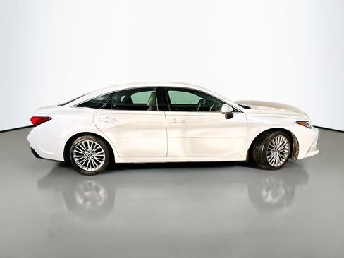 Used 2019 Toyota Avalon Limited image 8