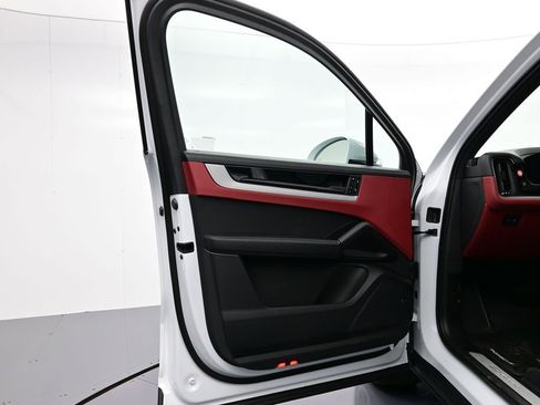 Certified 2025 Porsche Cayenne AWD/4WD image 17