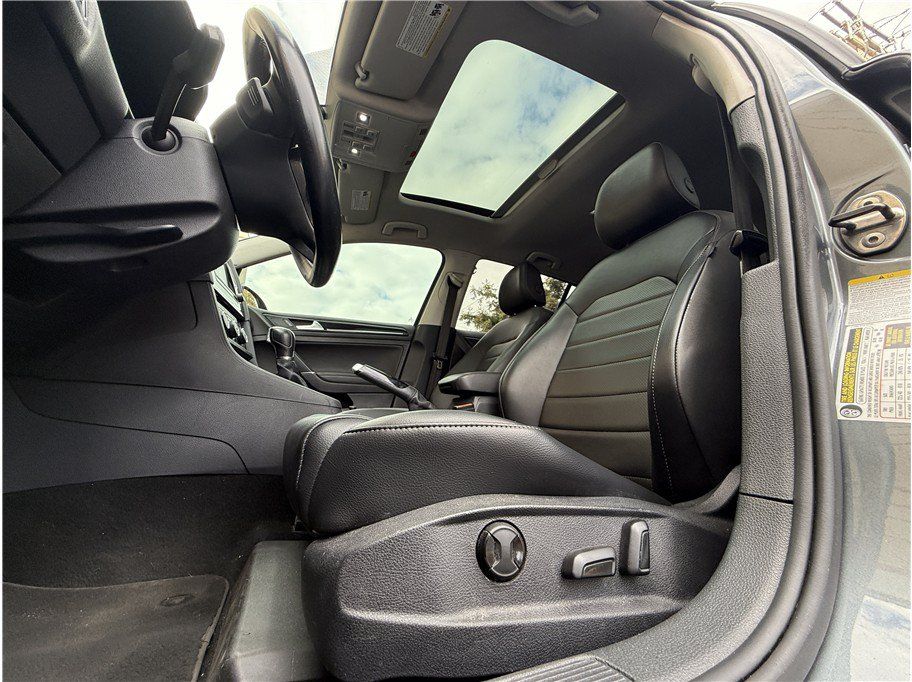 Used 2015 Volkswagen Golf S FWD image 28