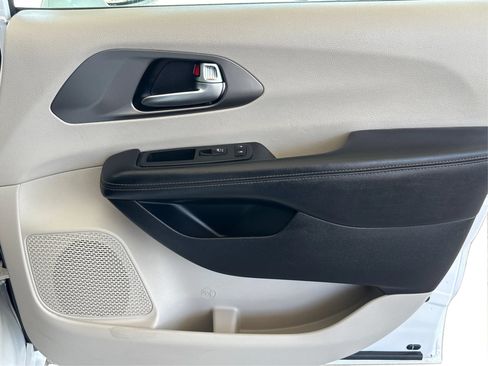Used 2020 Chrysler Pacifica Touring-L FWD image 22