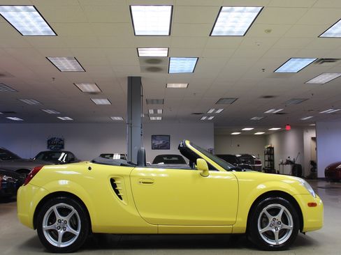 Used 2004 Toyota MR2 image 11