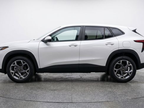 Used 2025 Chevrolet Trax LT w/ LT Convenience Package FWD image 5