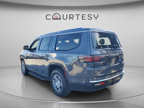 Used 2023 Jeep Wagoneer 4WD image 2