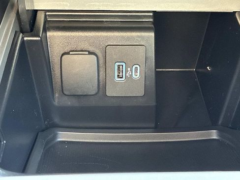 Used 2023 Ford Explorer XLT w/ Equipment Group 202A AWD/4WD image 33