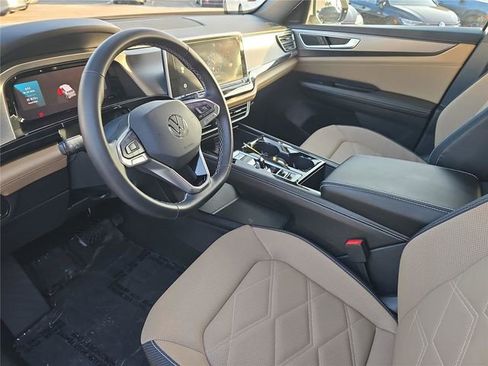 Used 2025 Volkswagen Atlas Cross Sport SE w/ Panoramic Sunroof Package image 15