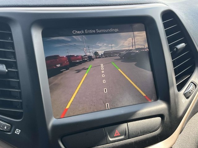 Used 2016 Jeep Cherokee Latitude w/ Cold Weather Group AWD/4WD image 29
