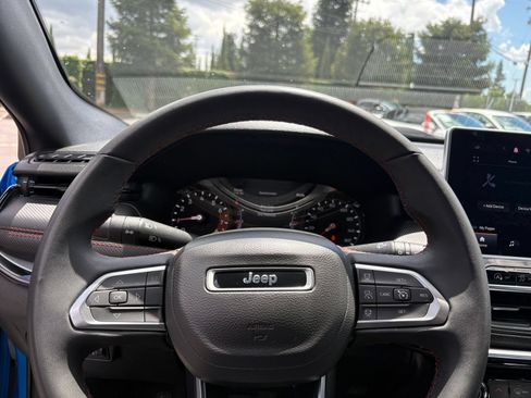 Used 2025 Jeep Compass Trailhawk AWD/4WD image 22