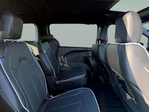 New 2026 Chrysler Pacifica Limited w/ S Appearance Package image 11