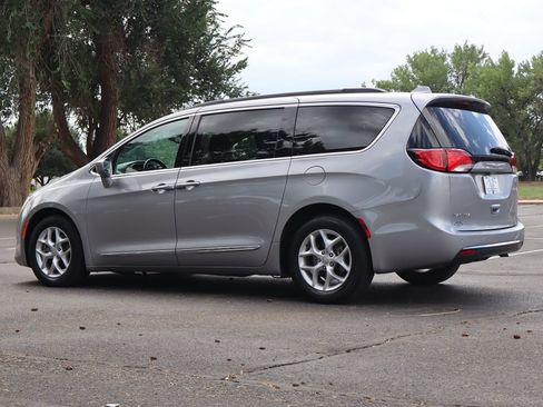Used 2017 Chrysler Pacifica Touring-L w/ Tire & Wheel Group FWD image 7