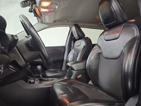 Used 2019 Jeep Cherokee Trailhawk image 16