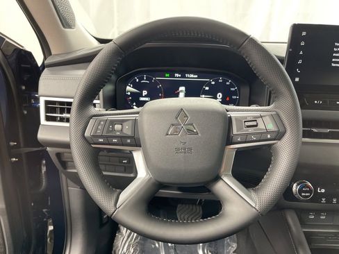 New 2025 Mitsubishi Outlander SE image 6