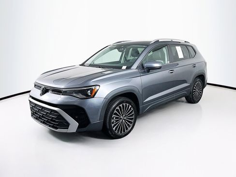 Used 2025 Volkswagen Taos SE FWD image 3