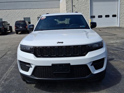 Certified 2023 Jeep Grand Cherokee Altitude image 3