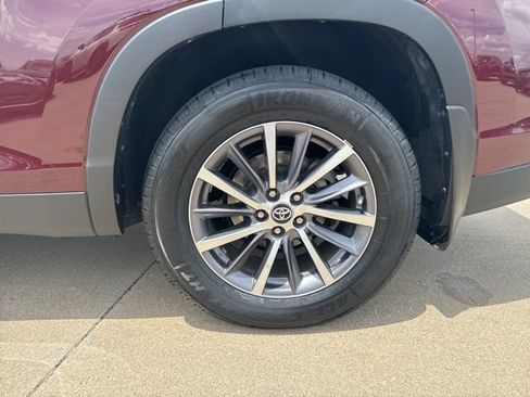 Used 2019 Toyota Highlander XLE AWD/4WD image 12