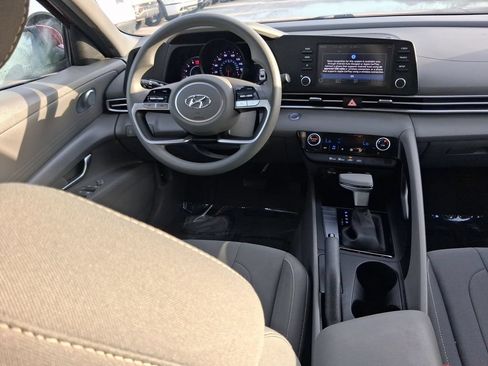 Used 2023 Hyundai Elantra SEL w/ Preferred Accessory Package FWD image 10
