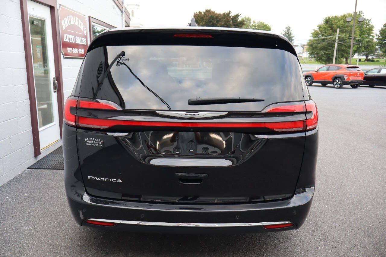 Used 2025 Chrysler Pacifica Select FWD image 3