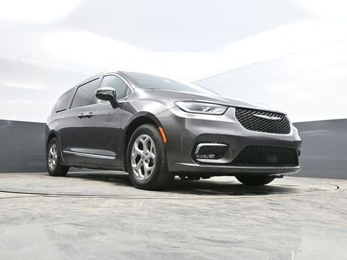 Used 2023 Chrysler Pacifica Limited FWD image 55