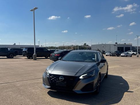 Certified 2023 Nissan Altima 2.5 SR w/ SR Premium Package FWD image 7