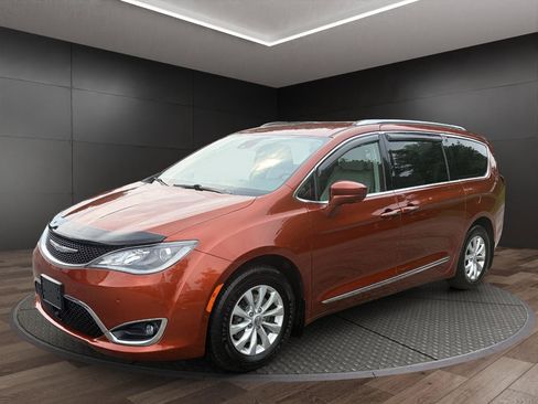 Used 2018 Chrysler Pacifica Touring-L Plus FWD image 4