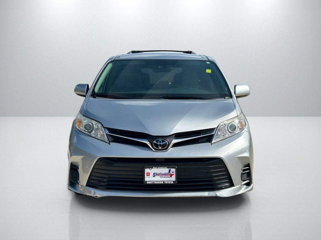 Used 2019 Toyota Sienna LE w/ LE Preferred Package FWD image 2