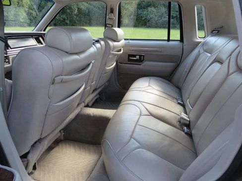 Used 1992 Lincoln Town Car Signature image 11