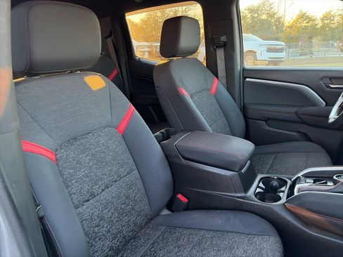 Used 2023 Chevrolet Colorado Z71 w/ Z71 Convenience Package 2 image 9