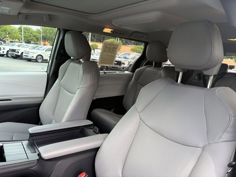 Used 2026 Toyota Sienna XLE FWD image 11