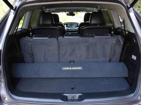 Used 2017 Toyota Highlander XLE FWD image 10