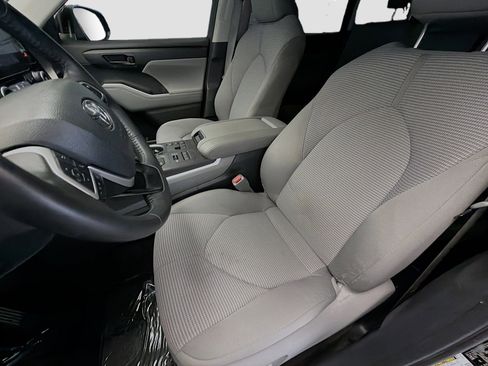 Used 2024 Toyota Highlander LE image 11