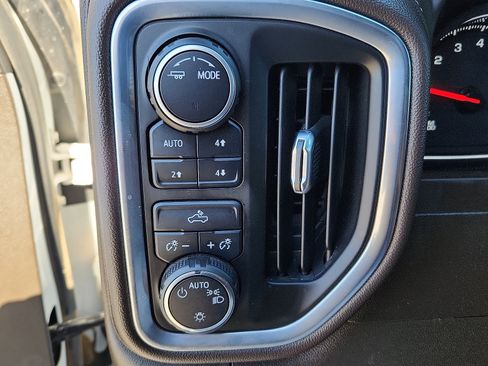 Used 2022 Chevrolet Silverado 1500 LT w/ Z71 Off-Road Package image 10