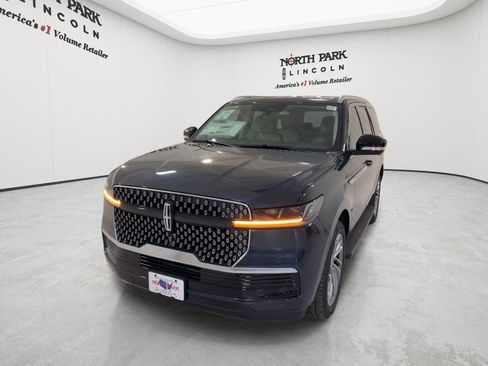 New 2026 Lincoln Navigator Premiere AWD/4WD image 4
