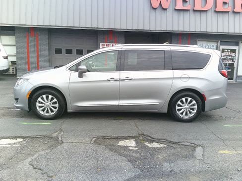 Used 2018 Chrysler Pacifica Touring-L FWD image 10
